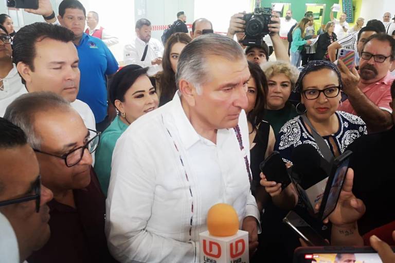 Llega Adán Augusto López Hernández a Mazatlán