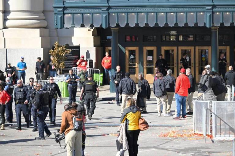 Un muerto y 22 heridos en tiroteo al terminar desfile de la victoria en Kansas