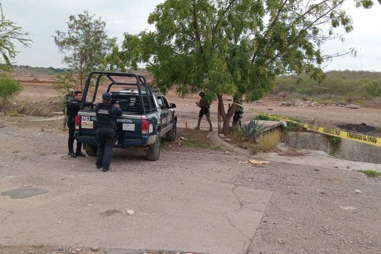 Localizan cuerpo de hombre asesinado en canal de Culiacán