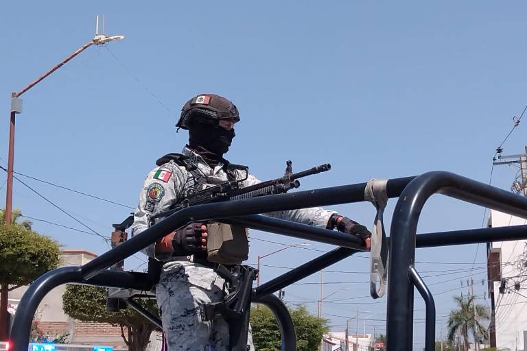 Detienen a un menor de edad y a otro hombre con armas en la colonia Invasión Bicentenario, en Culiacán