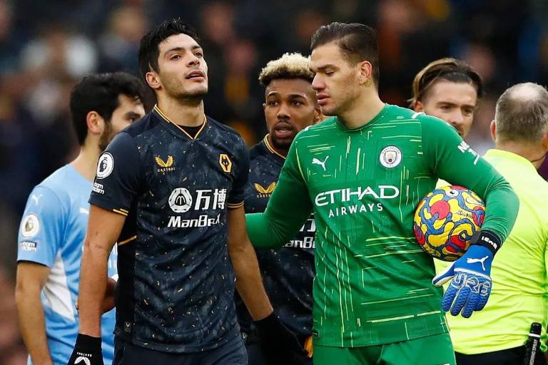 Raúl Jiménez es expulsado tras recibir dos amarillas en un minuto contra el Manchester City