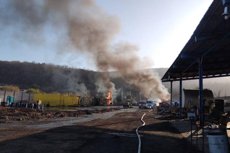 Incendio arrasa con contenedores en planta de diésel al sur de Culiacán