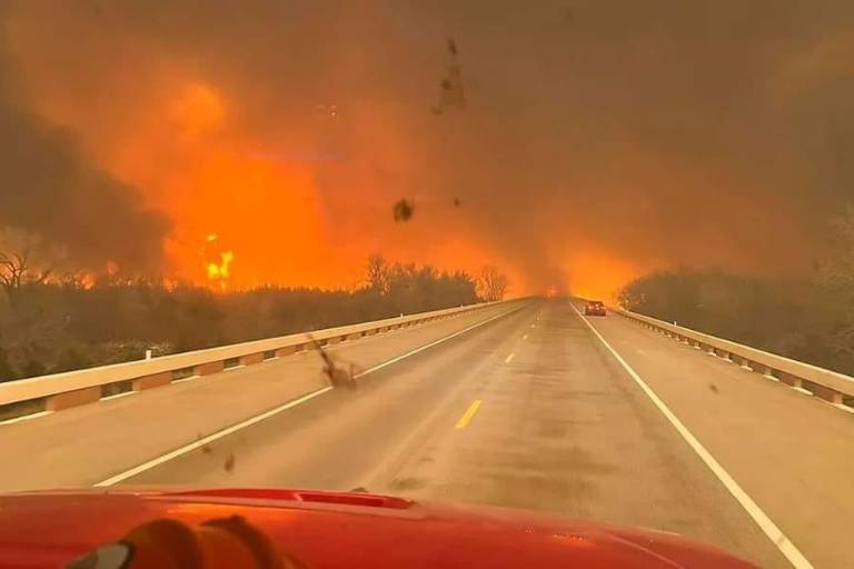 Alertan que incendio forestal en Texas podría propagarse con más velocidad