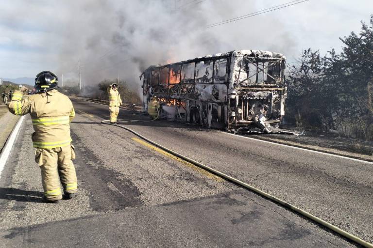 Autobús arde en llamas en carretera México 15, en Palmillas, Escuinapa
