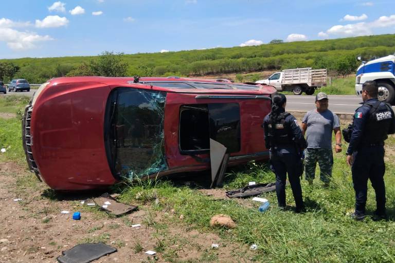 Vuelca hombre a bordo de camioneta en la entrada de La Primavera, en Culiacán