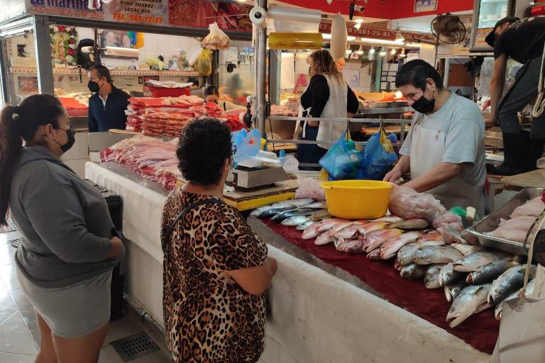 Tranquila, la venta de pescados y mariscos este primer viernes de Cuaresma en Mazatlán