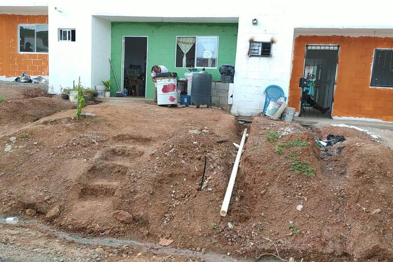 Urgen vecinos a instalar drenaje y energía eléctrica en fraccionamiento para desplazados en Mazatlán
