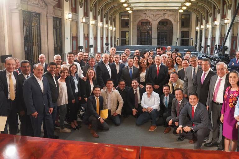 AMLO se reúne con gobernadores de la 4T para revisar programas sociales