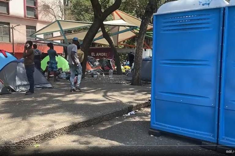 México da 2,320 tarjetas por razones humanitarias a migrantes que acampan en CDMX