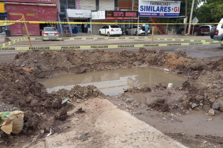 Vecinos denuncian socavón sin atender en El Barrio; temen accidente grave