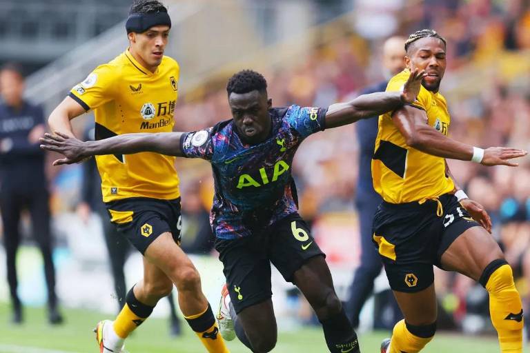 Raúl Jiménez y los Wolves hilan derrota al caer en casa ante el Tottenham