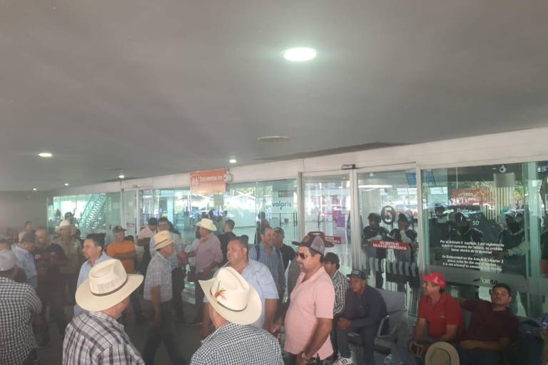 Aeropuerto de Culiacán sigue tomado por agricultores; más de 16 horas sin vuelos