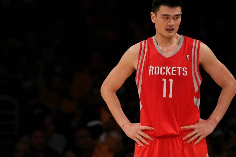 ¿Quiénes son los jugadores más altos de la historia de la NBA?