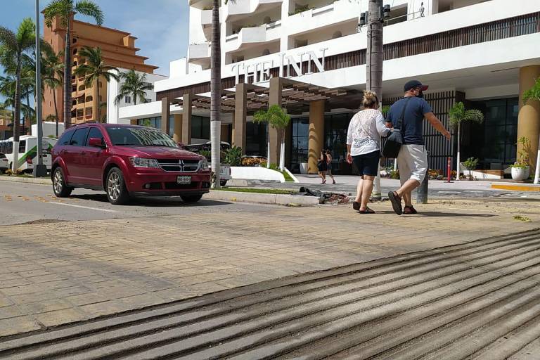 Si los ciudadanos sufren accidentes por el paso peatonal elevado de la Zona Dorada, pueden demandar al Gobierno o quien lo construyó, asegura especialista