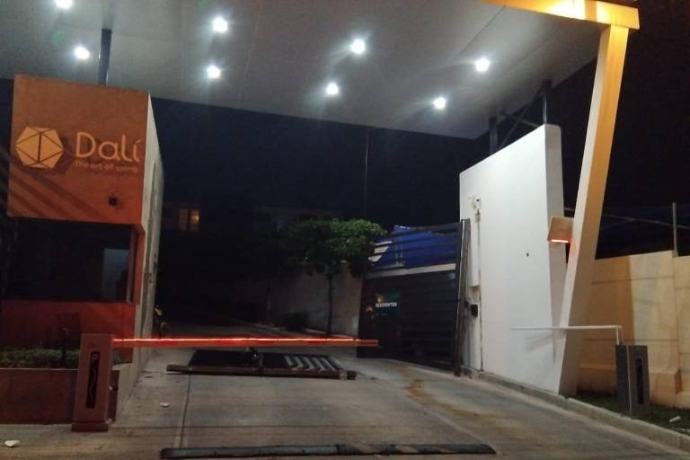 Tumban rejas de privada por la México 68 y causan pánico por detonaciones arma de fuego, en Culiacán