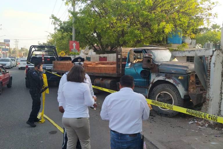Hombre muere al sufrir infarto y chocar camión contra barda en Culiacán