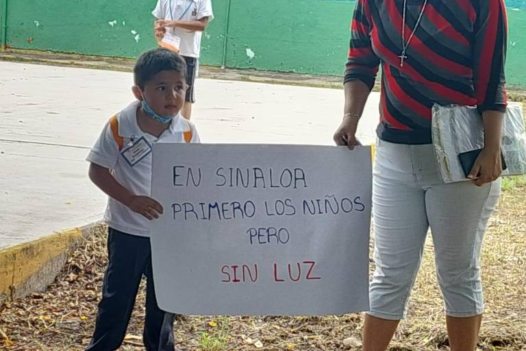 En el regreso a clases, en Sinaloa exhiben y reclaman a autoridades educativas daños en planteles