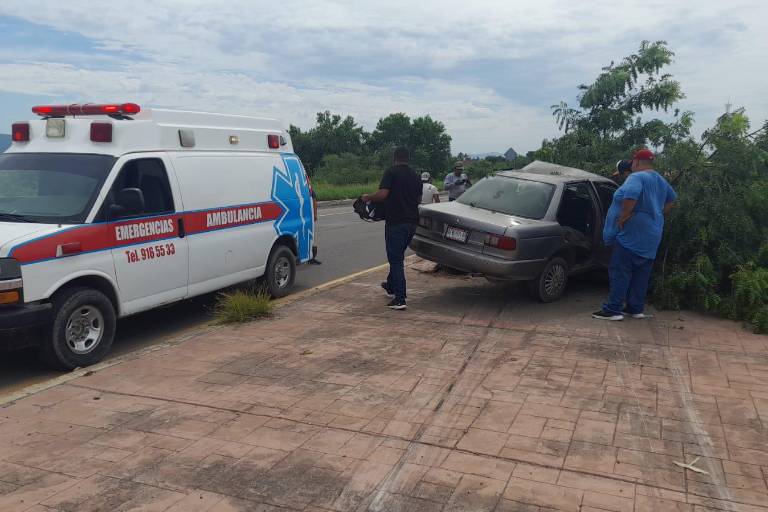 Auto choca contra árbol en carretera a la altura de El Pozole, Mazatlán