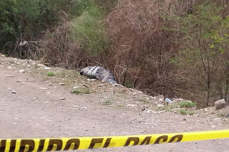 Envuelto en trapos y encintado hallan cuerpo junto a puente del Piggy Back, Culiacán