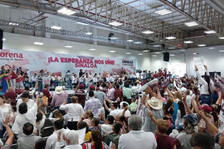 ‘¡Fuera el PRI!’, reclaman militantes de Morena; interrumpen a Rocha Moya