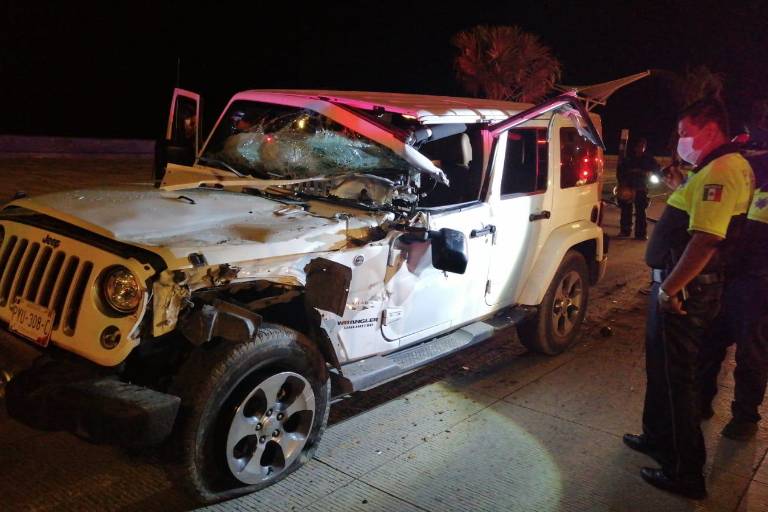 En Mazatlán mujer queda atrapada tras chocar en camioneta contra grúa