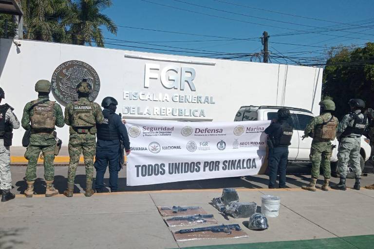 Aseguran camioneta blindada con arsenal en el poblado de San Francisco, en Culiacán