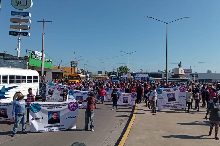 Protestan por desapariciones forzadas y colapsan avenidas en Culiacán