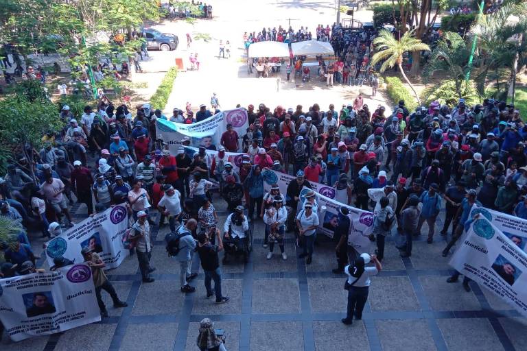 Llega a Palacio de Gobierno manifestación por desapariciones forzadas