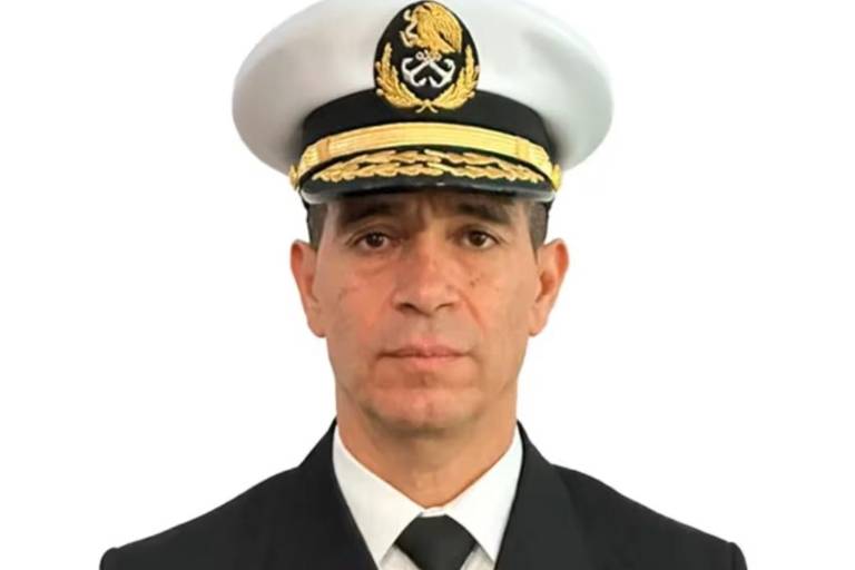 Vicealmirante deja la dirección general del AICM; lo sustituye contralmirante
