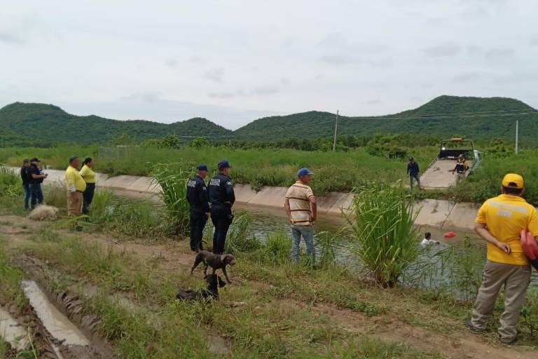 Muere trabajador al caer en canal de riego en Rosario
