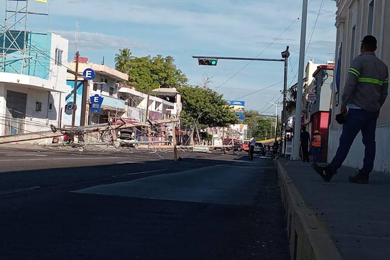 Conductor de BMW derriba varios postes de la luz en el Centro de Culiacán