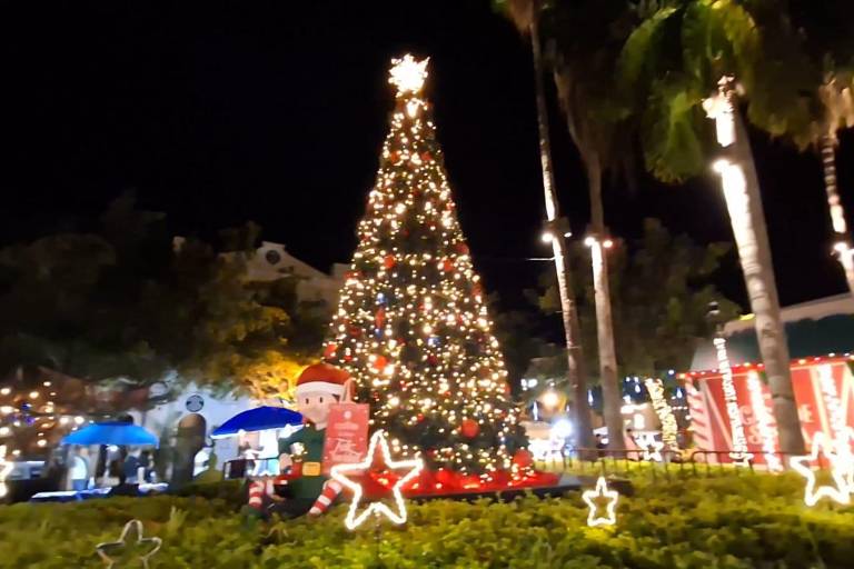 En Mazatlán, disfrutan decenas de personas de la Plazuela Machado este fin de semana