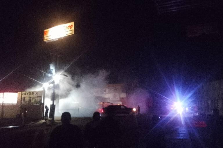 Choque de camión con poste deja sin energía eléctrica a parte de Escuinapa