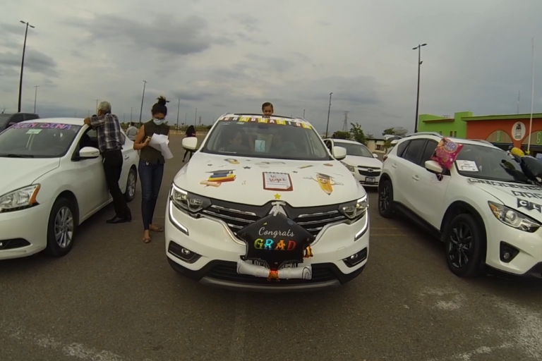 Culminan etapa estudiantil en formato autocinema