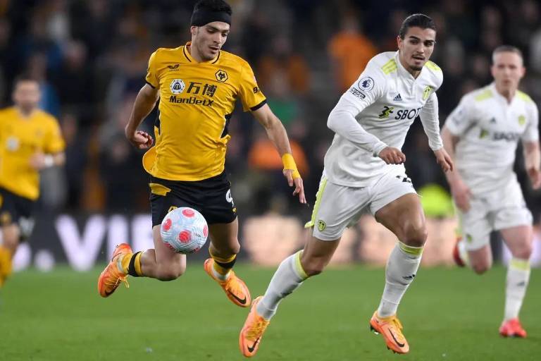 Raúl Jiménez es expulsado en derrota de los Wolves ante el Leeds (VIDEO)