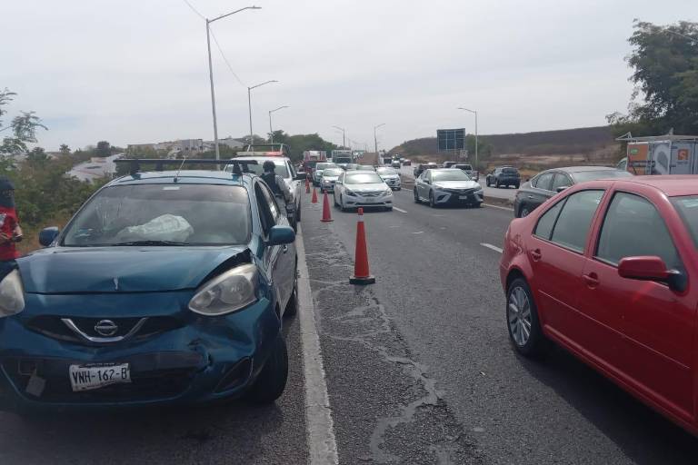 Choque en la Costerita, en Culiacán, provoca carambola y daños materiales