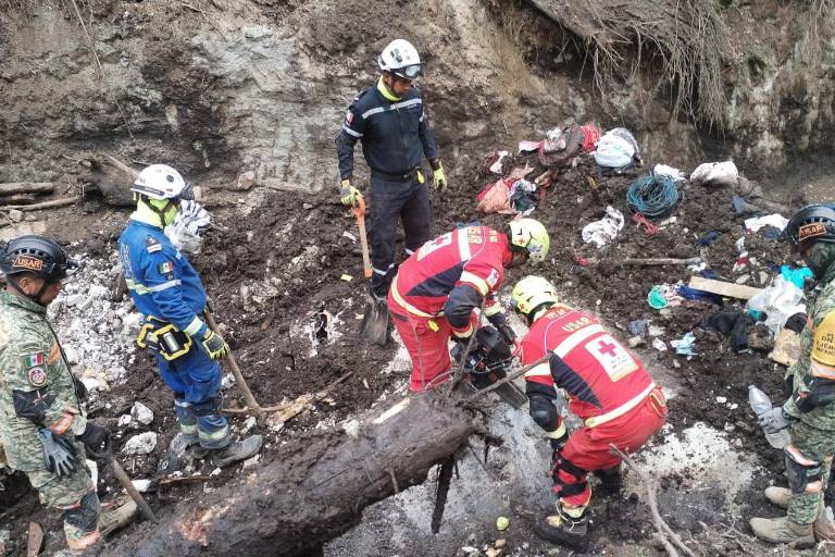 Suman nueve muertos tras deslave de cerro en Jilotzingo, Edomex; concluyen labores de rescate