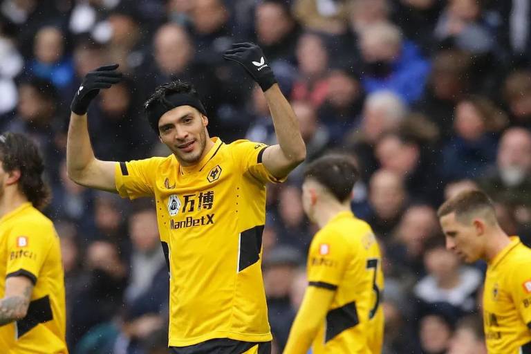 Raúl Jiménez ya es el máximo goleador de los Wolves en la temporada tras anotarle al Tottenham
