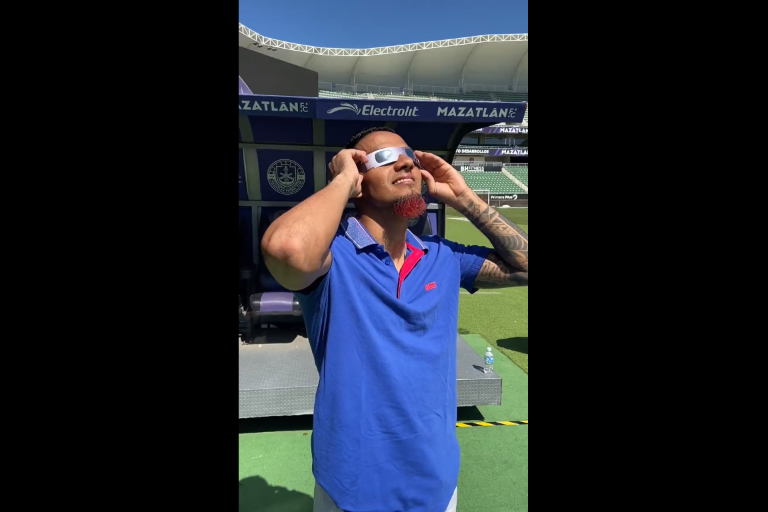 Jugadores del Mazatlán FC se maravillan con el eclipse anular