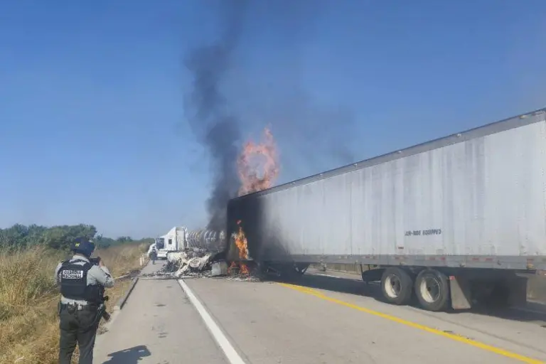 Bloqueos y unidades incendiadas tras enfrentamientos en Escuinapa obligan al cierre de carreteras al sur de Sinaloa.
