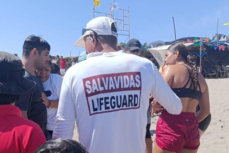 Rescatan a 2 hermanos tras ser arrastrados por la corriente del mar de Las Cabras
