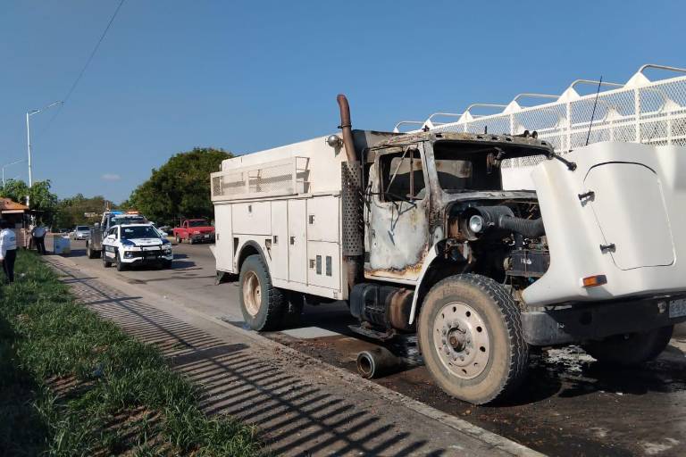 Se incendia camión con diésel cerca del Hospital de la Mujer, en Culiacán