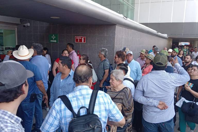 Bloqueo de maiceros al aeropuerto afecta 27 vuelos y a 2,500 pasajeros
