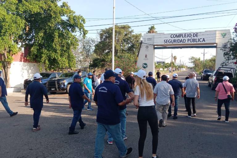 Trabajadores de la UAS de nuevo madrugan para el juicio del Rector