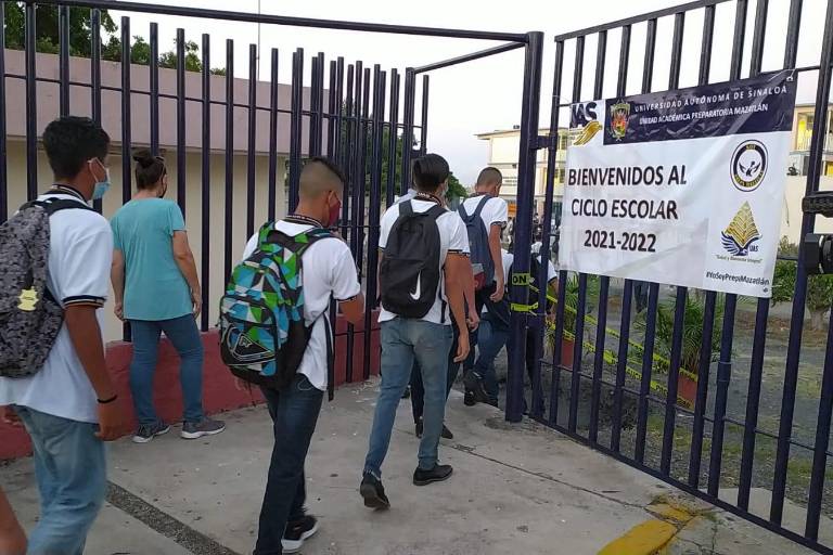 Tras un año y 7 meses de ausencia, alumnos de la UAS regresan a clases presenciales en Mazatlán
