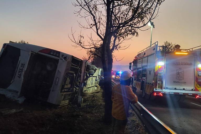 Al menos 10 muertos y 20 heridos deja volcadura en Pátzcuaro, Michoacán