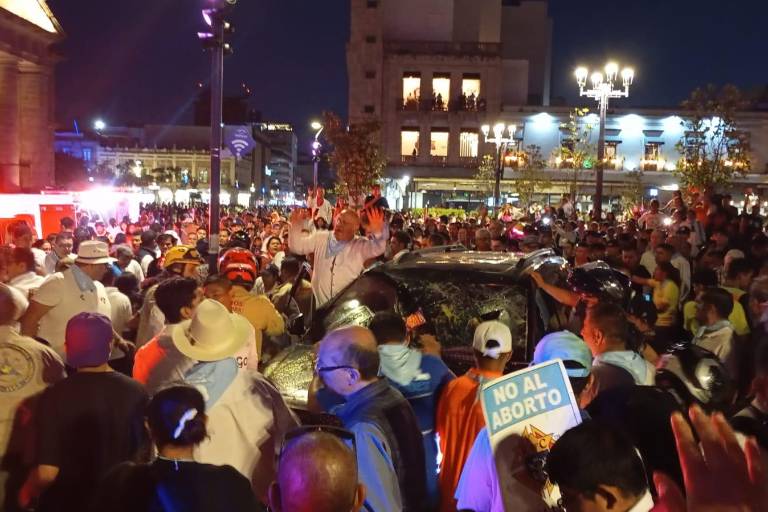 Conductor atropella a multitud en manifestación frente a Catedral de Guadalajara; hay 16 heridos