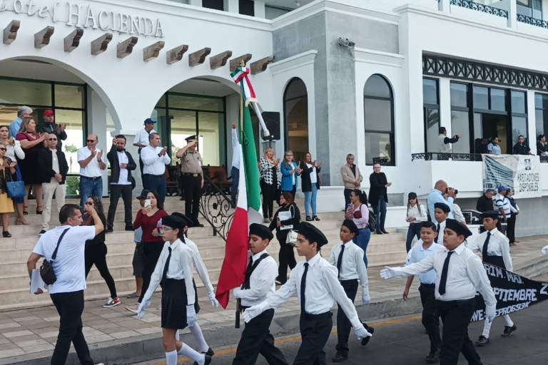 Desfilan escoltas de primarias resaltando la Bandera de México