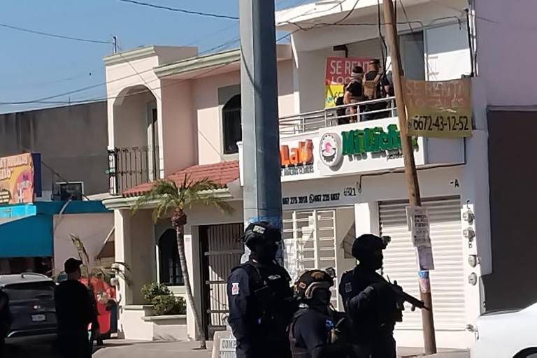 Fuerzas federales catean un local de Terranova, en Culiacán