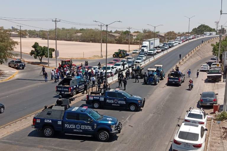 Mantienen policías bloqueos en la ‘Maquío’, Gas Valle y Las Torres en Culiacán, por productores